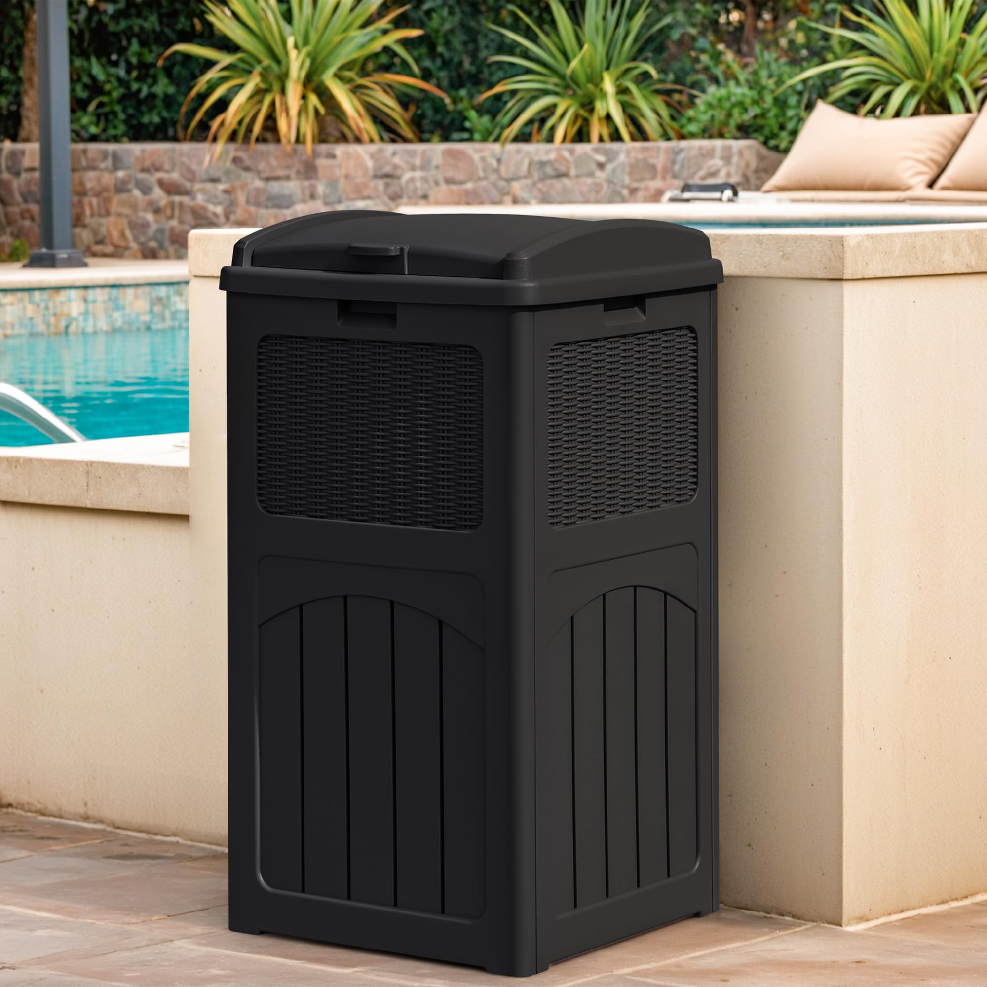 Greesum dual-lid design keeps bags secure and in place