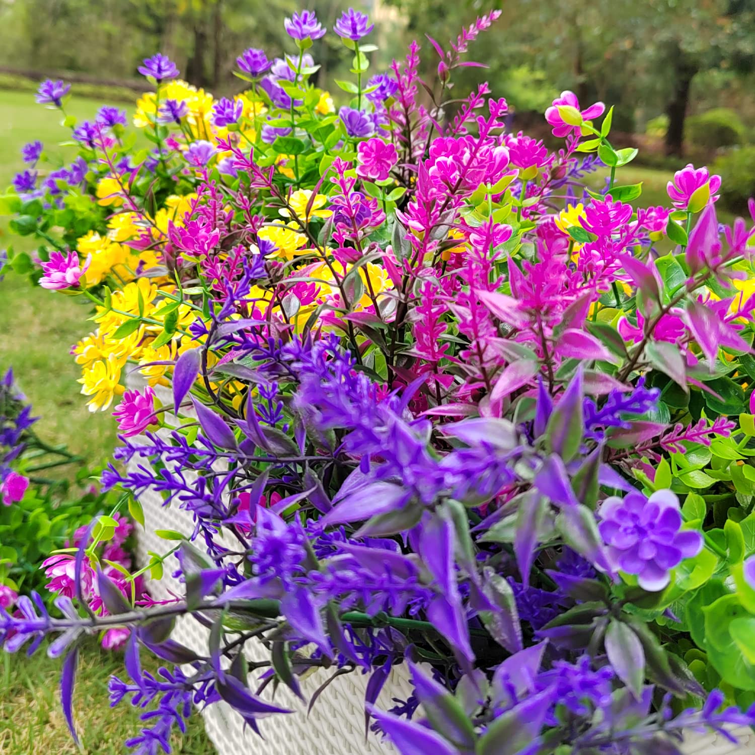 Grunyia full-size artificial flowers with seven flexible stems for lush arrangements.