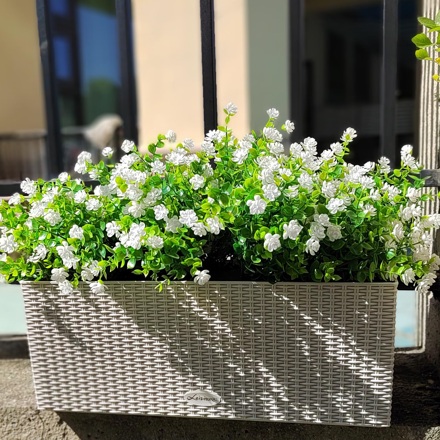Grunyia weather-resistant fake flowers stay intact in rain or wind.