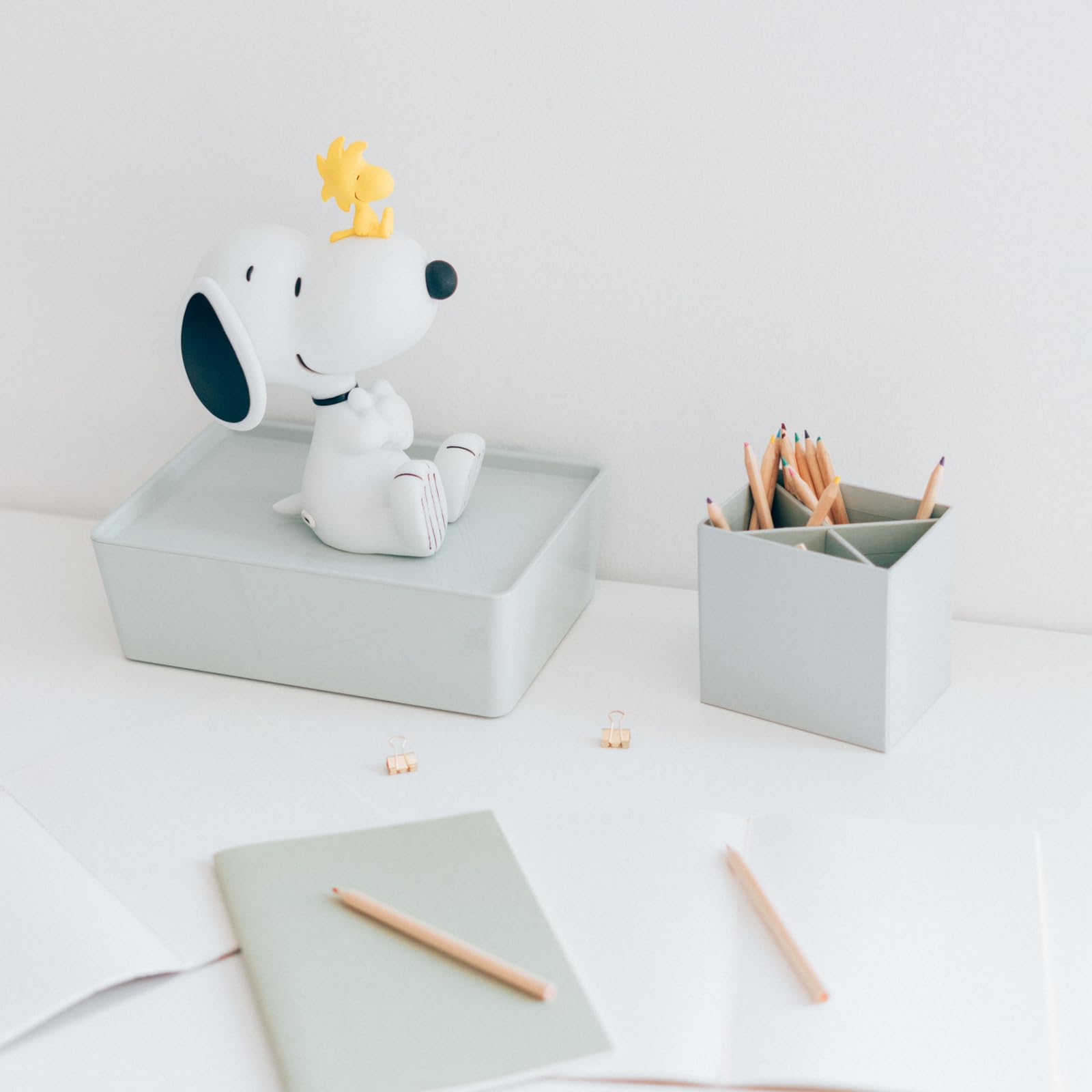 Grupo Erik Snoopy lamp dimensions fit desks and nightstands.