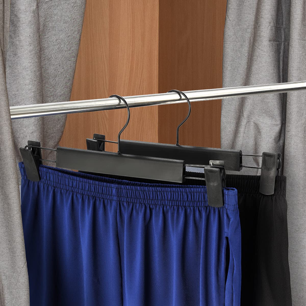 GUANJUNE 30-pack helps organize large wardrobes with uniform spacing.