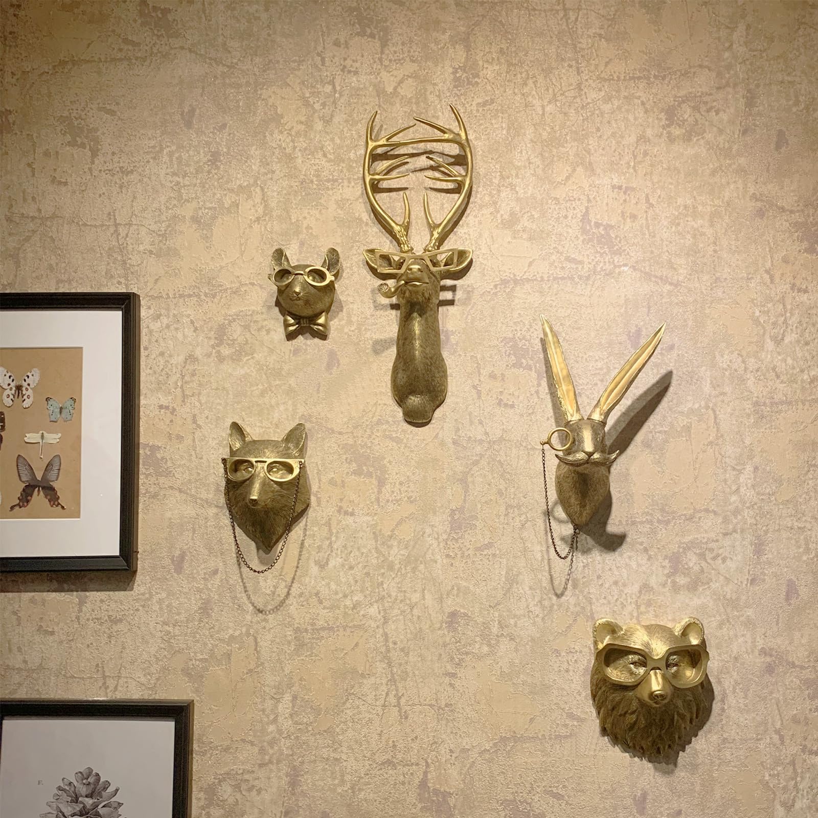 GUASDIE office wall decor adds subtle sophistication.