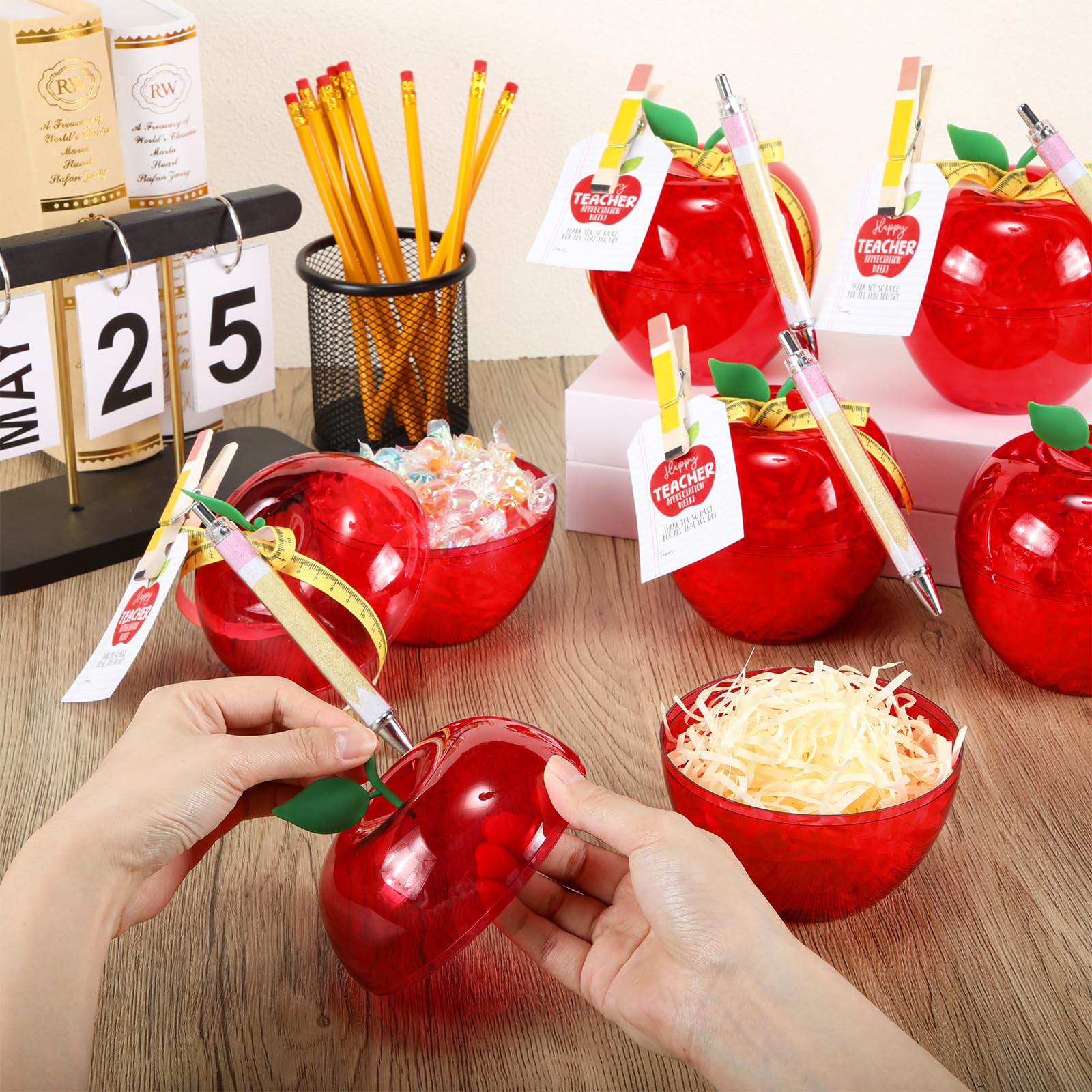 Gueevin raffia filling enhances gift presentation.