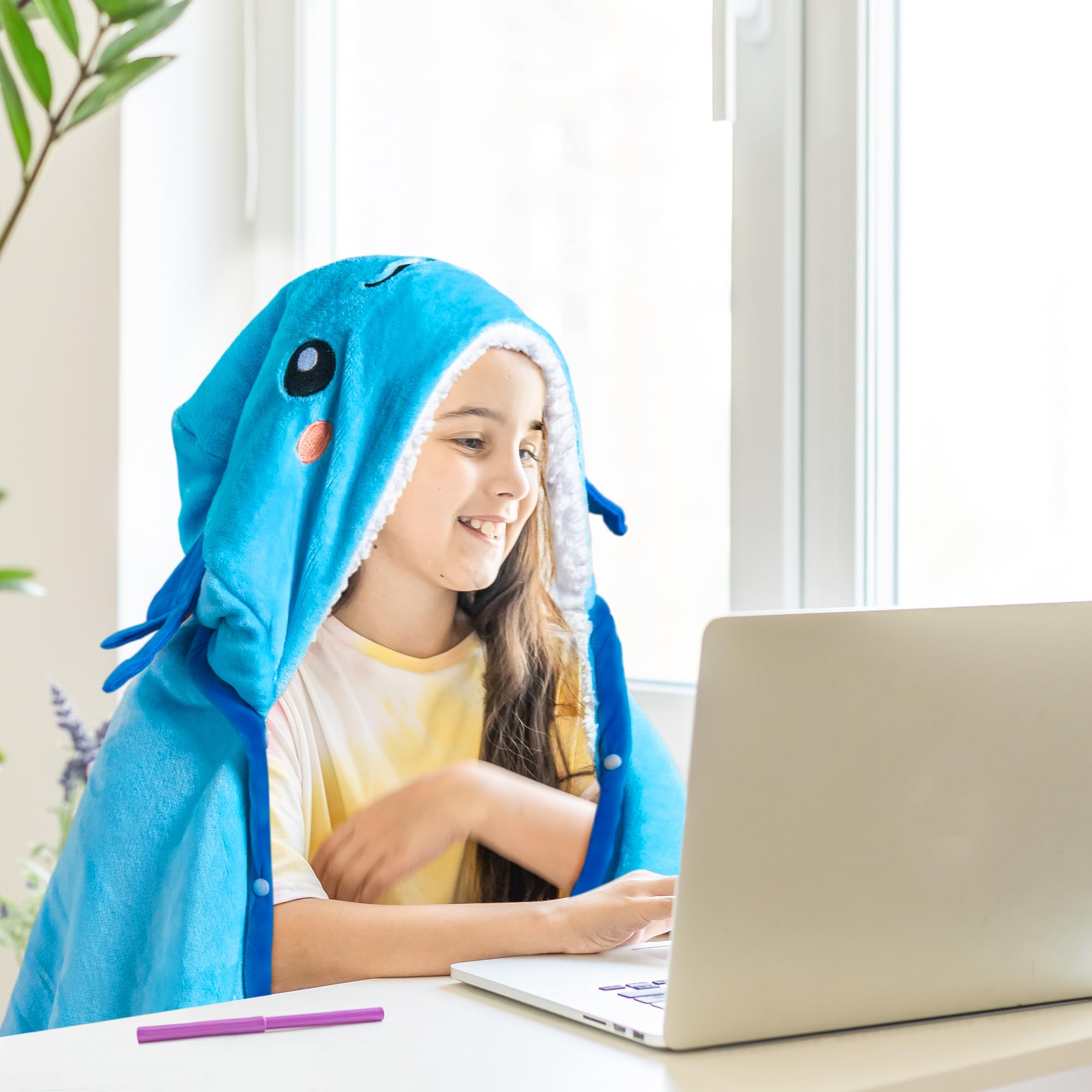 Happy Fuel axolotl hooded blanket cloak-style wear enables hands-free comfort
