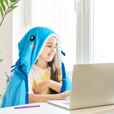 Happy Fuel axolotl hooded blanket cloak-style wear enables hands-free comfort