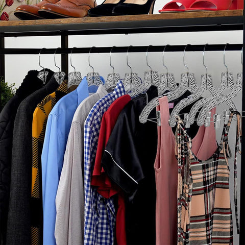 HardW 360° swivel hook lets you hang garments from any side.