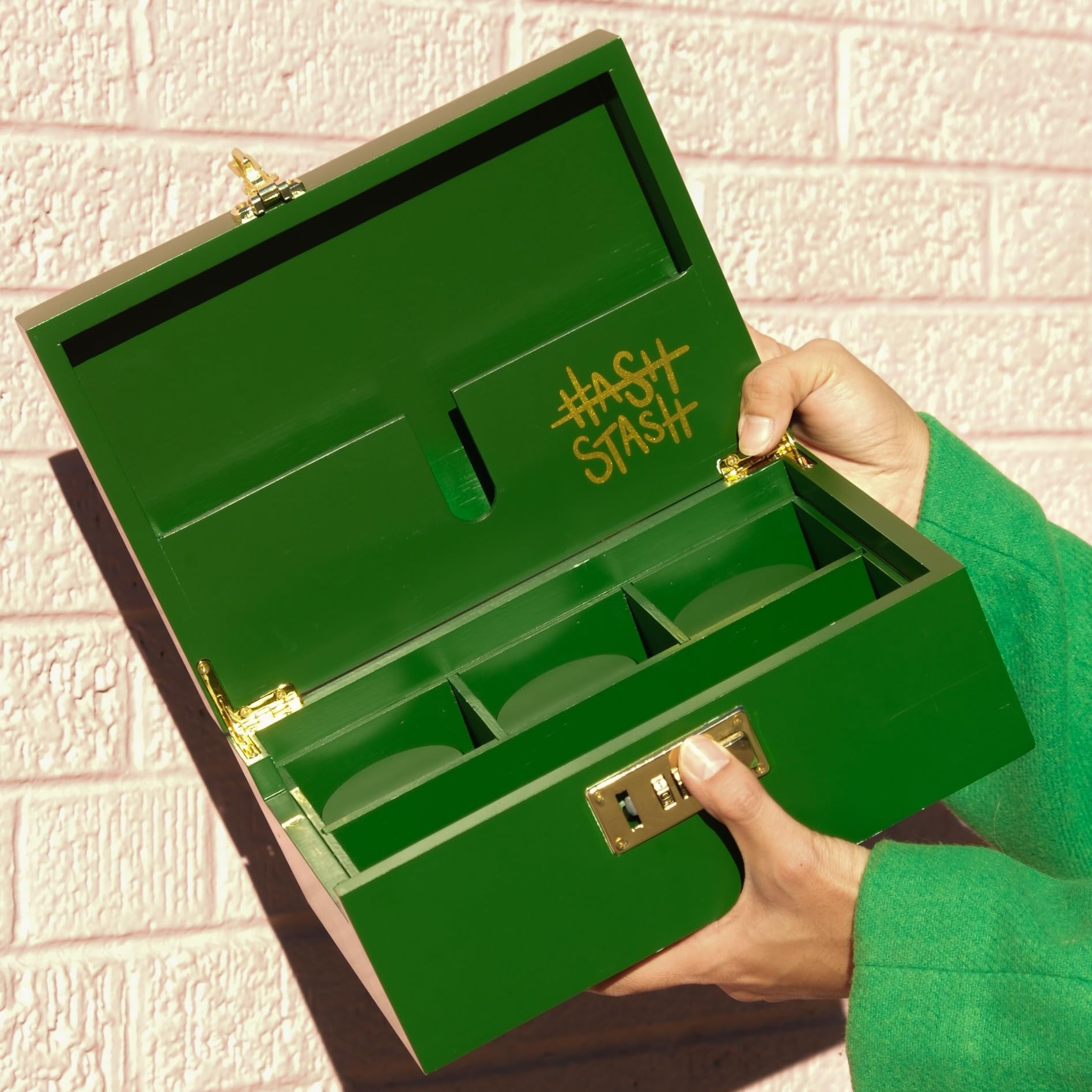 HASHSTASH included brush and packing tube aid cleaning and maintenance.