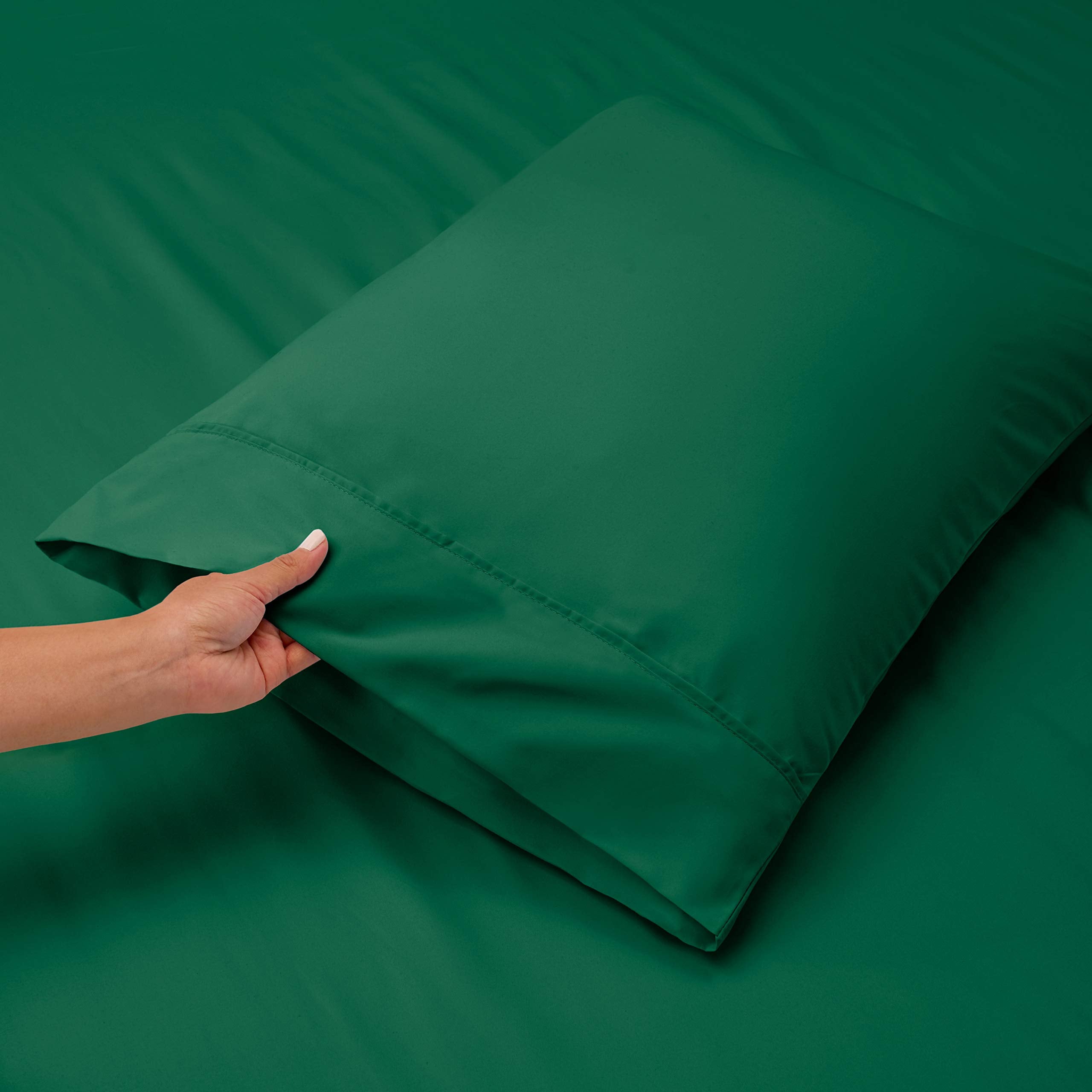 Hearth & Harbor pet-friendly, snag-resistant sheets stay looking new longer.