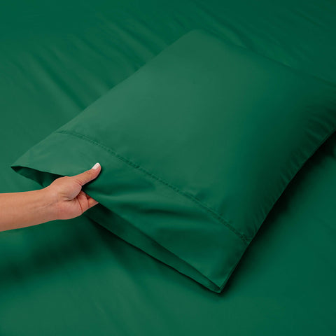 Hearth & Harbor pet-friendly, snag-resistant sheets stay looking new longer.