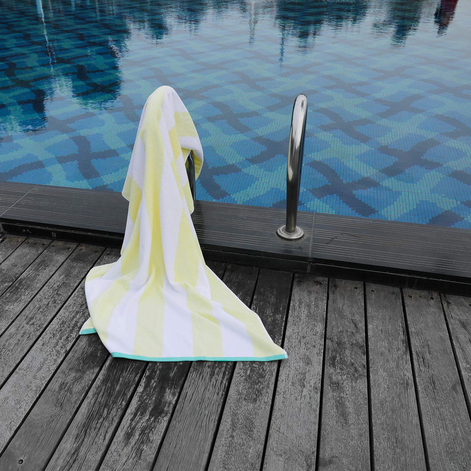 HENBAY towel with double-stitched edges resists fraying during washing.