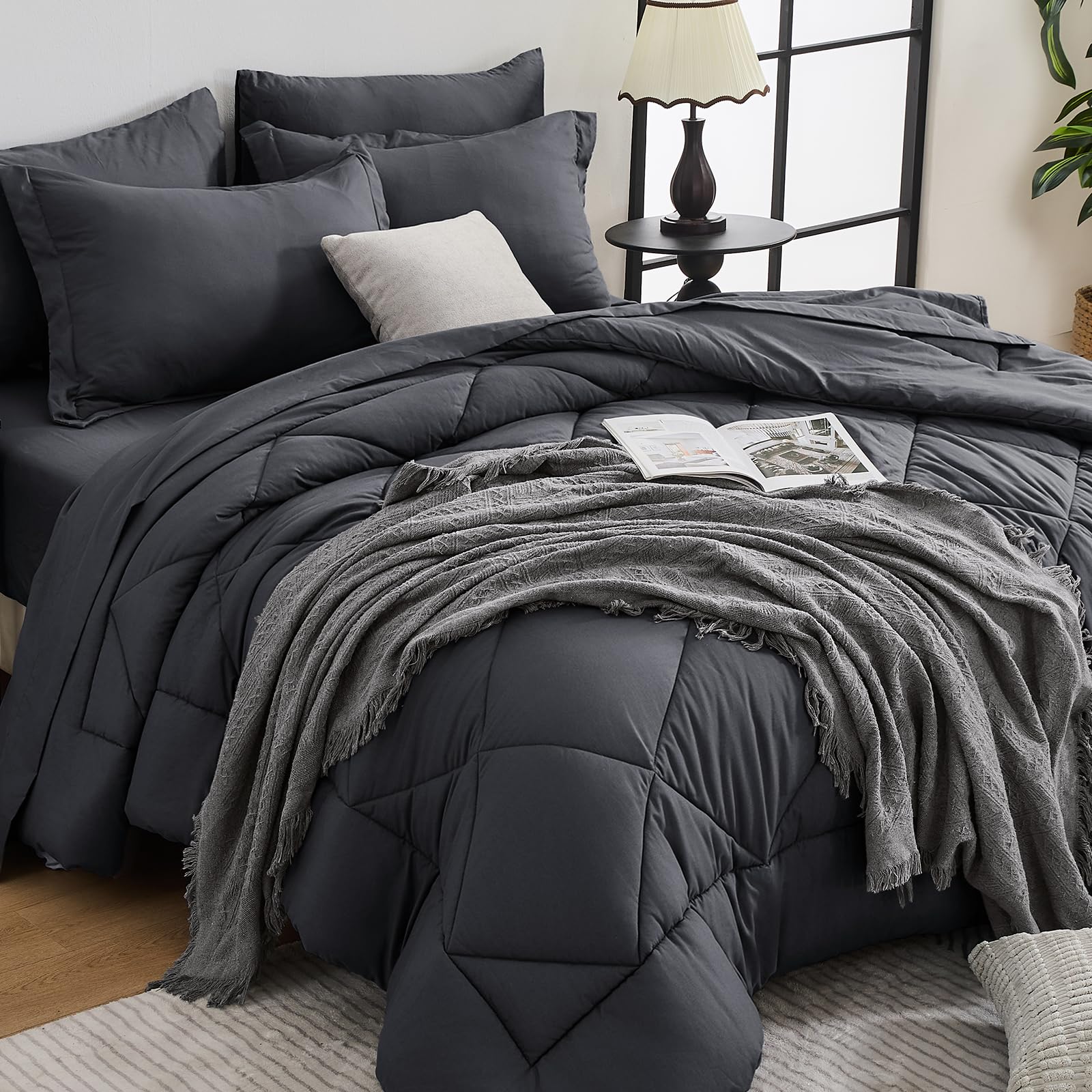 HEVUMYI all-season queen comforter set with cloud-soft microfiber.