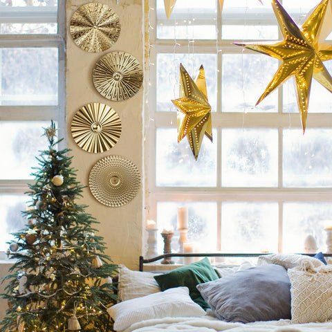 Hicarer metal wall art with shimmering gold finish reflects light