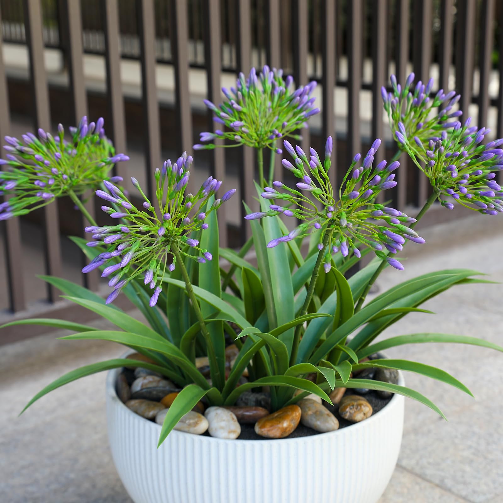 HIFORESTAR lifelike petals enhance centerpieces and displays.