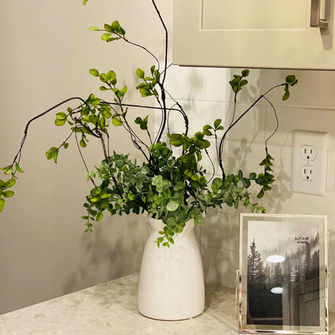 HJN modern ceramic vase provides minimalist style for versatile displays.
