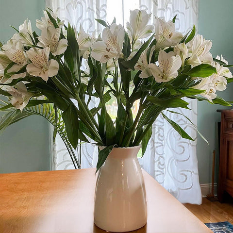 HJN white vase centerpiece showcases blooms with modern elegance and versatility.