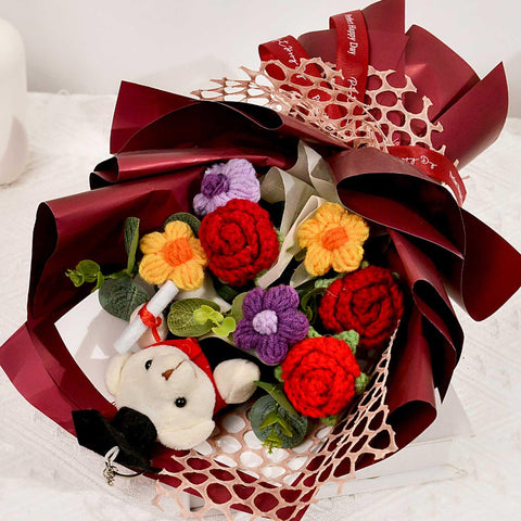 Hlenbin red-theme bouquet highlights festive color for celebrations.