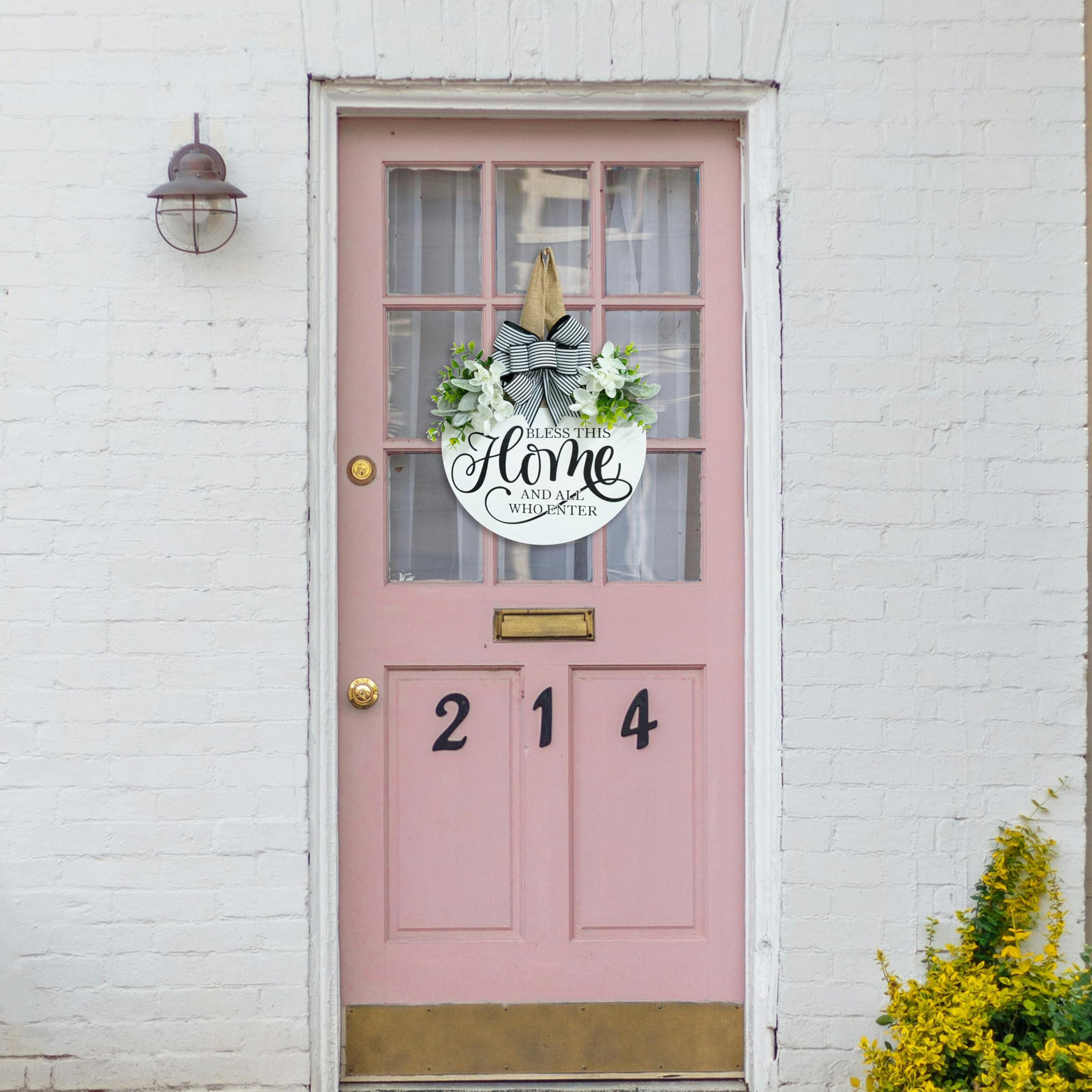 Hofir farmhouse wreath makes a lovely housewarming or hostess gift.