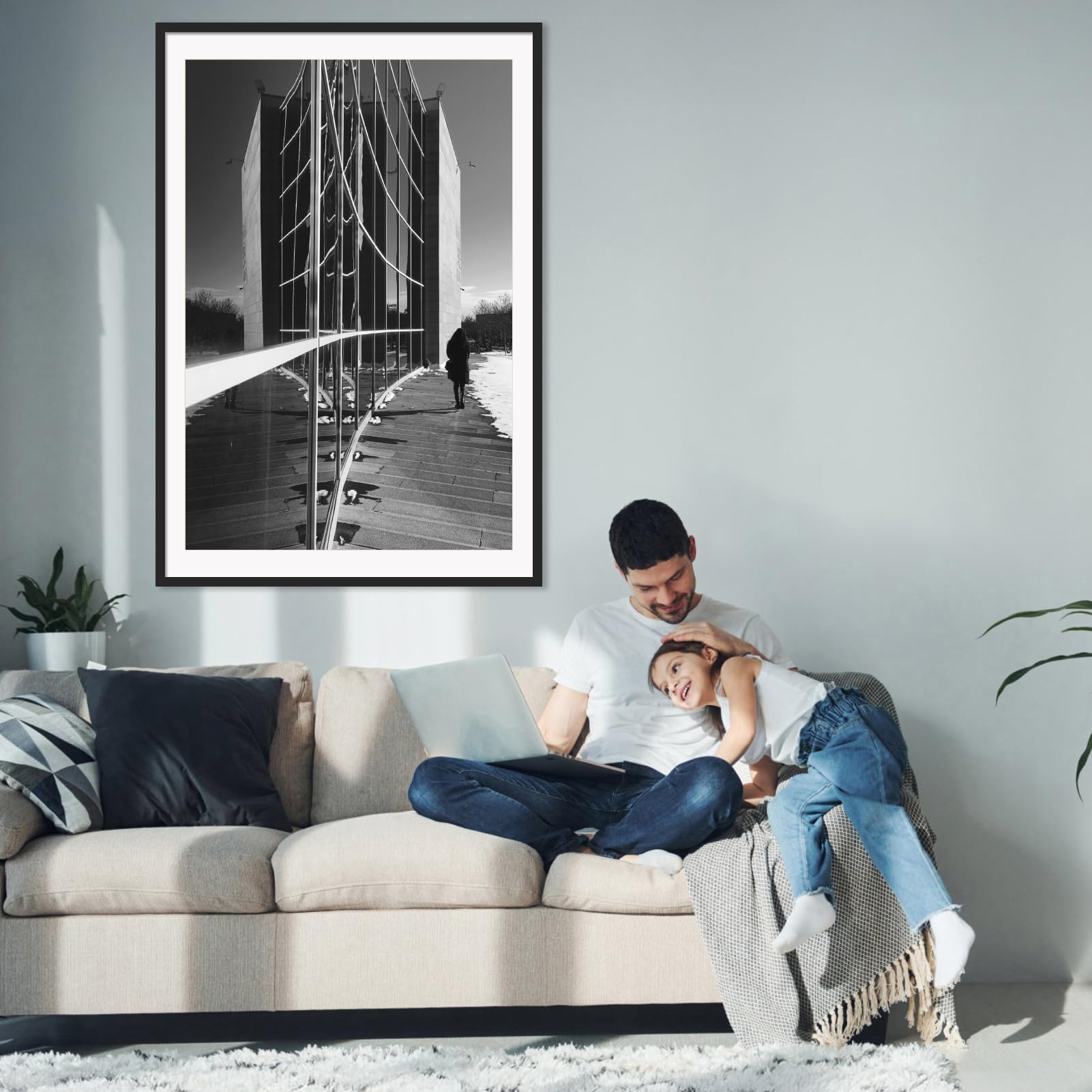 Hoikwo wall-hanging frame enables versatile horizontal or vertical layouts