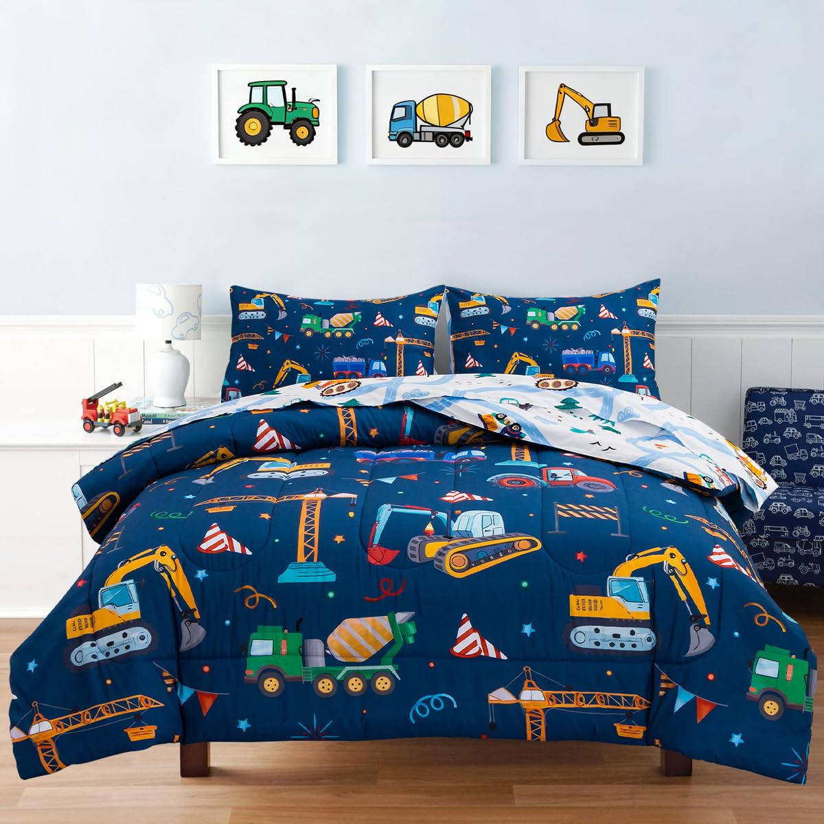 Holawakaka cartoon construction truck design bedding print for vehicle-loving kids.