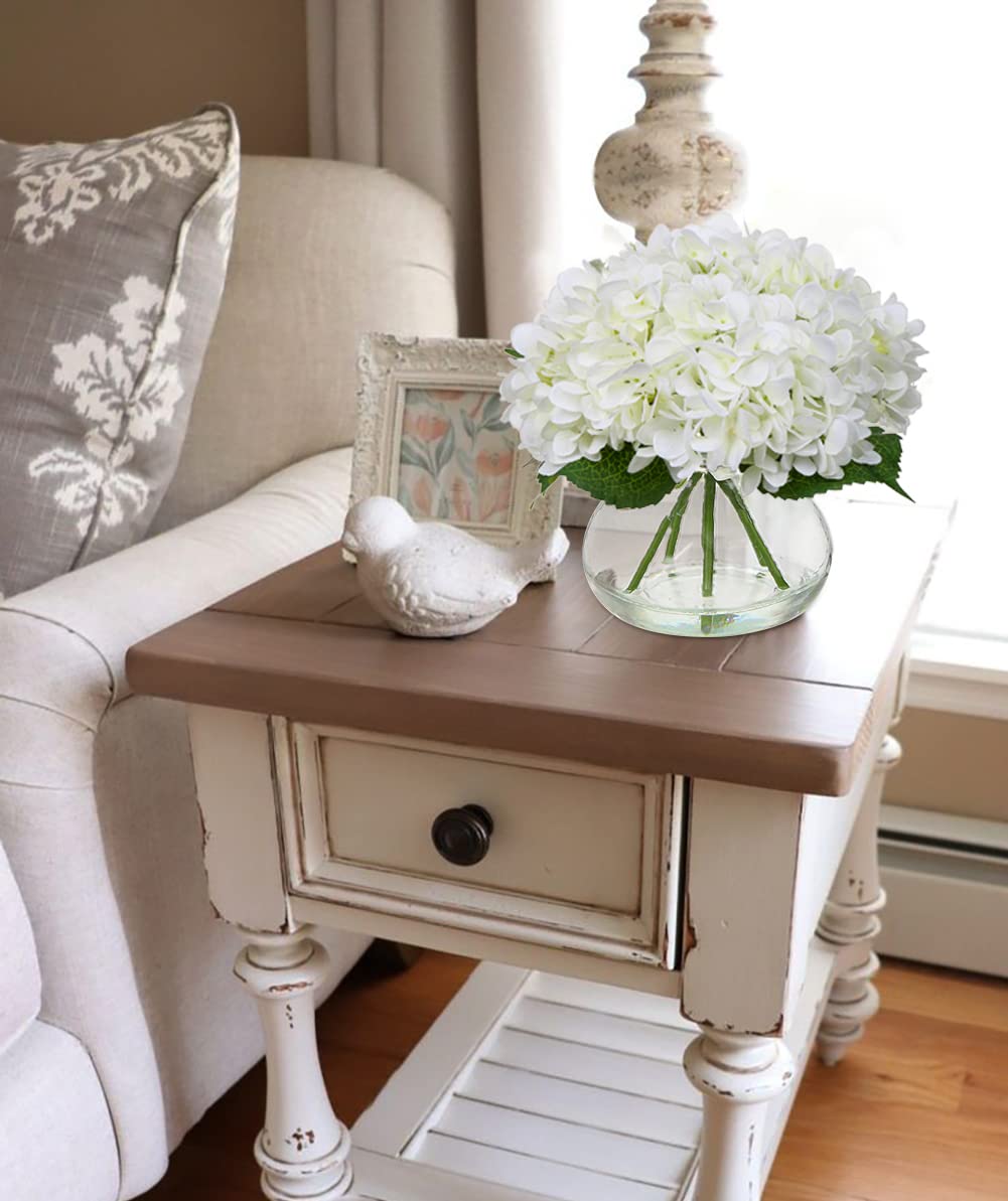 Hollyone hydrangea living room display creates a welcoming atmosphere