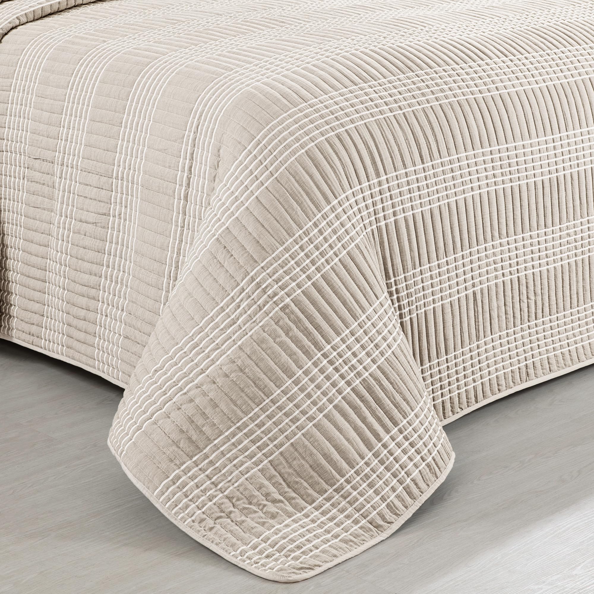 HOMBYS quilt set is machine washable for easy care and softness