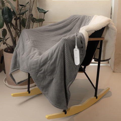 HOMLYNS LuxeHeat blanket with five heat settings for tailored comfort.