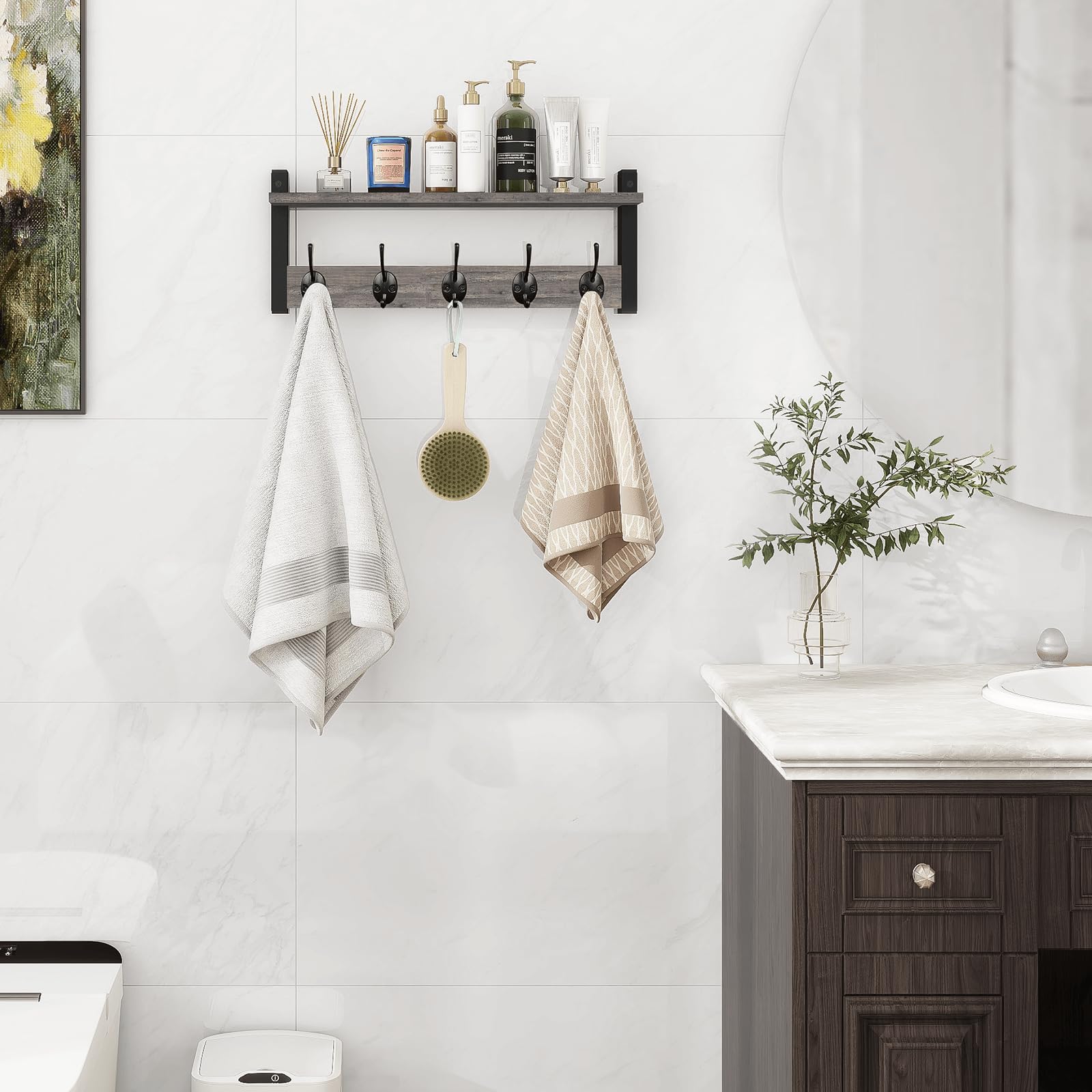 Homode five-hook rail keeps coats and bags neatly.