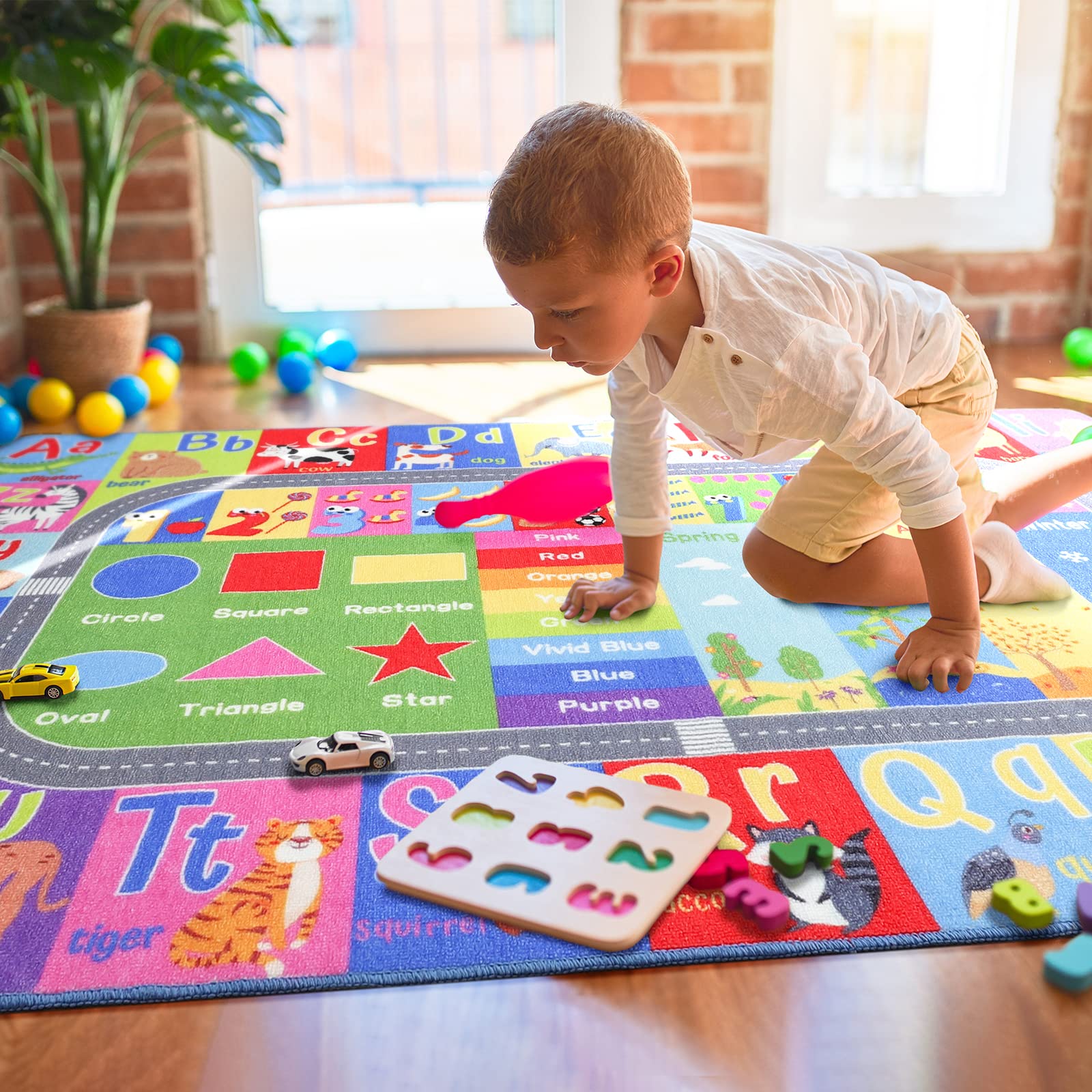 HOMORE rug shows seasonal words to connect learning to everyday changes.