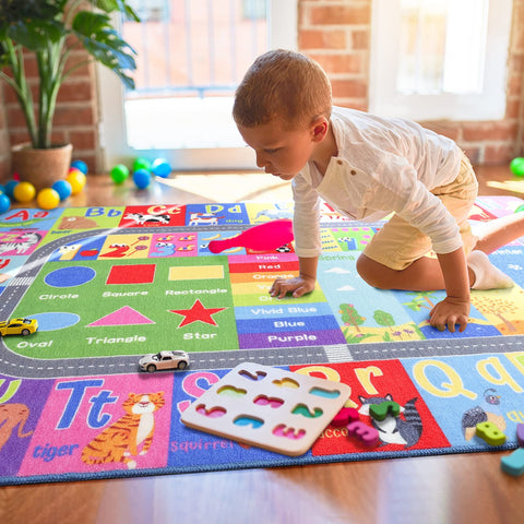 HOMORE rug shows seasonal words to connect learning to everyday changes.