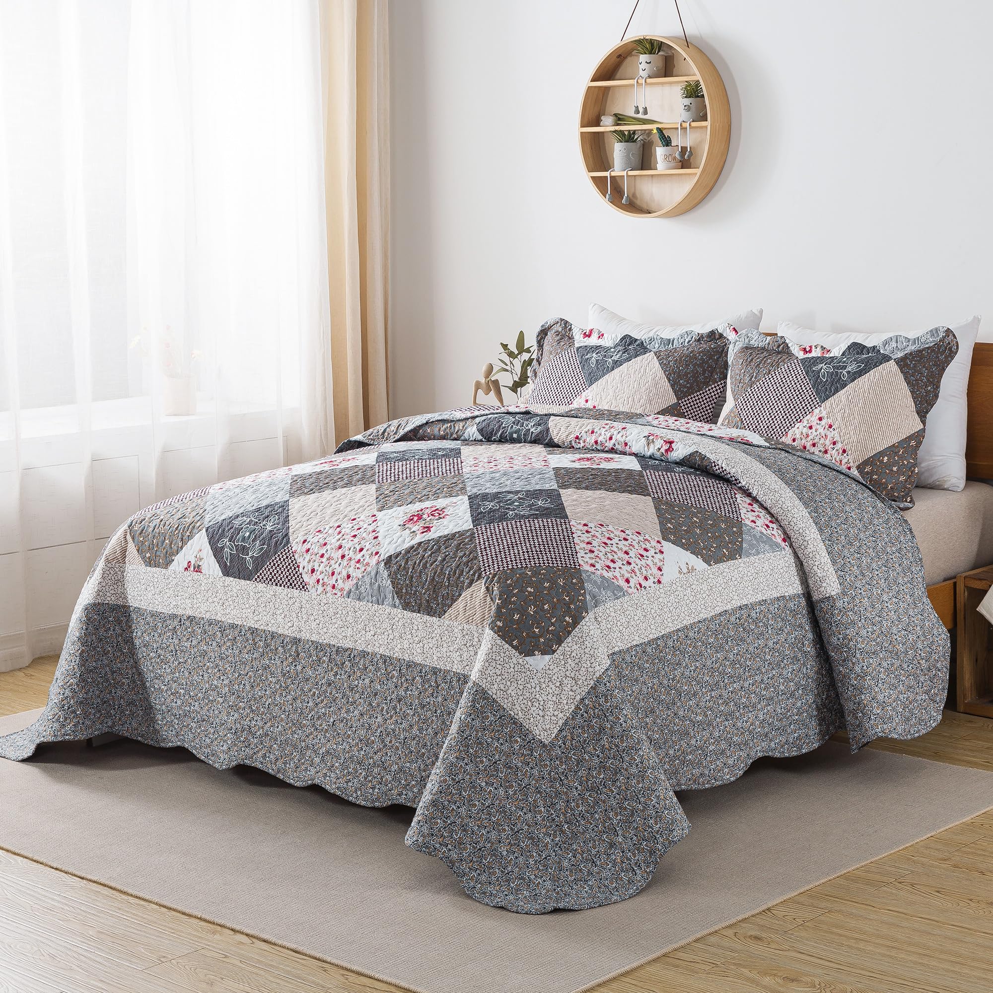 HoneiLife patchwork retro design enhances bedroom style with timeless charm.