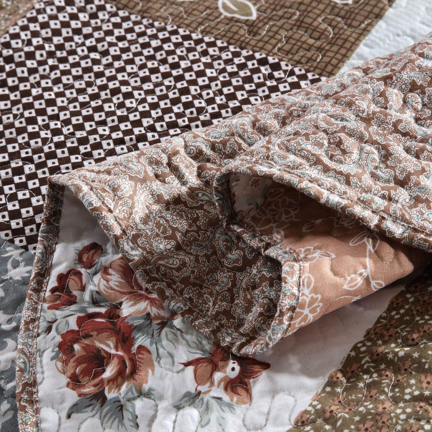 HoneiLife retro-style patchwork elevates bedrooms with a timeless look.
