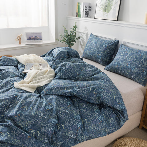 Close-up of the concealed zipper on HoneiLife duvet cover for easy removal and replacement.