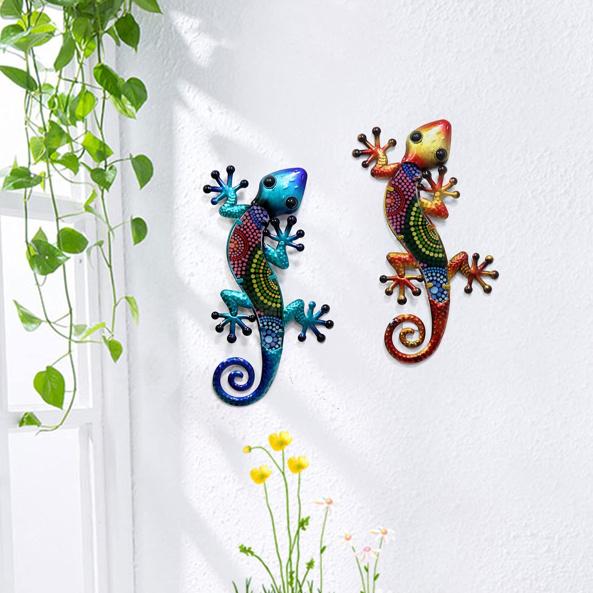 Hongland Gecko living room decor adds color to neutral walls