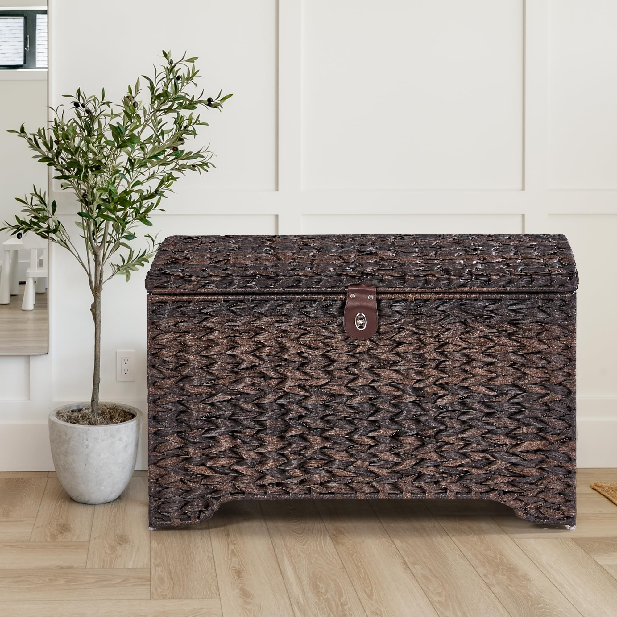 Honjourai waterproof plastic rattan for humid spaces and easy cleaning.