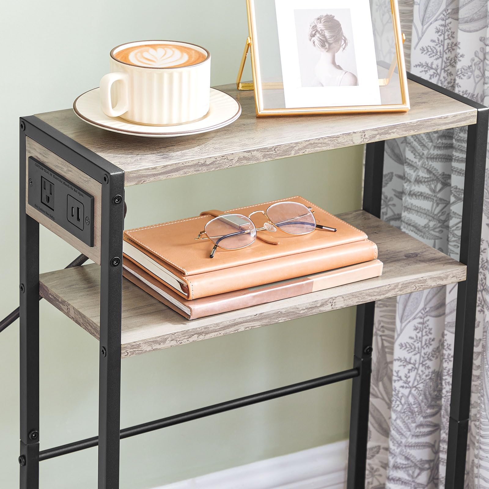 HOOBRO BG102UBZ01 compact nightstand doubles as a bedside table.