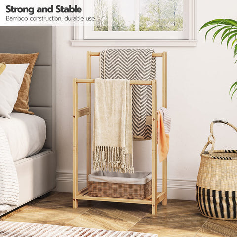 HOOBRO blanket display rack showcases quilts on a natural bamboo frame.