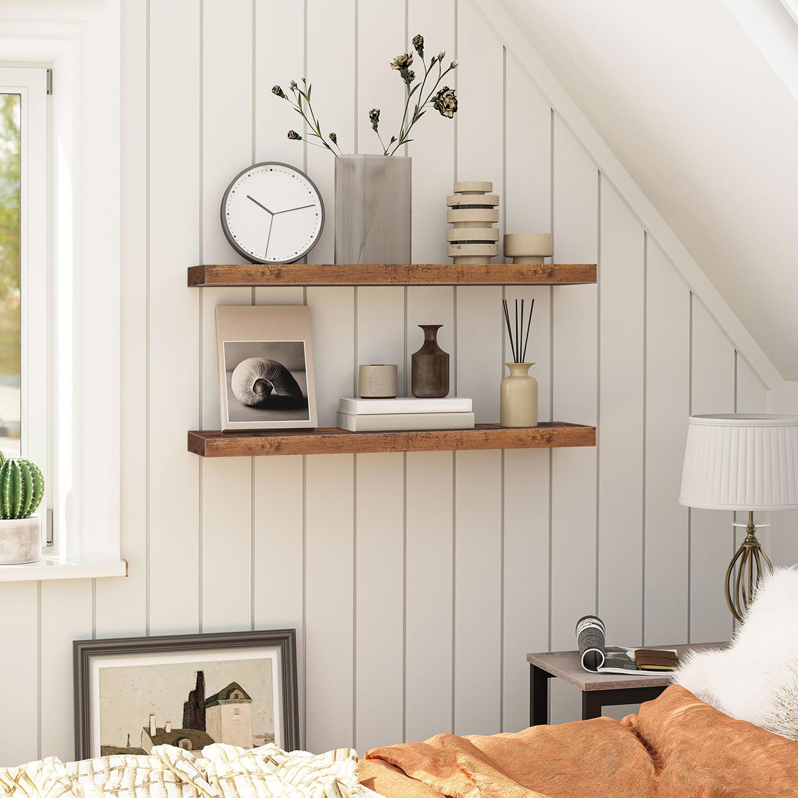 HOOBRO bedroom display shelf for photos and keepsakes.