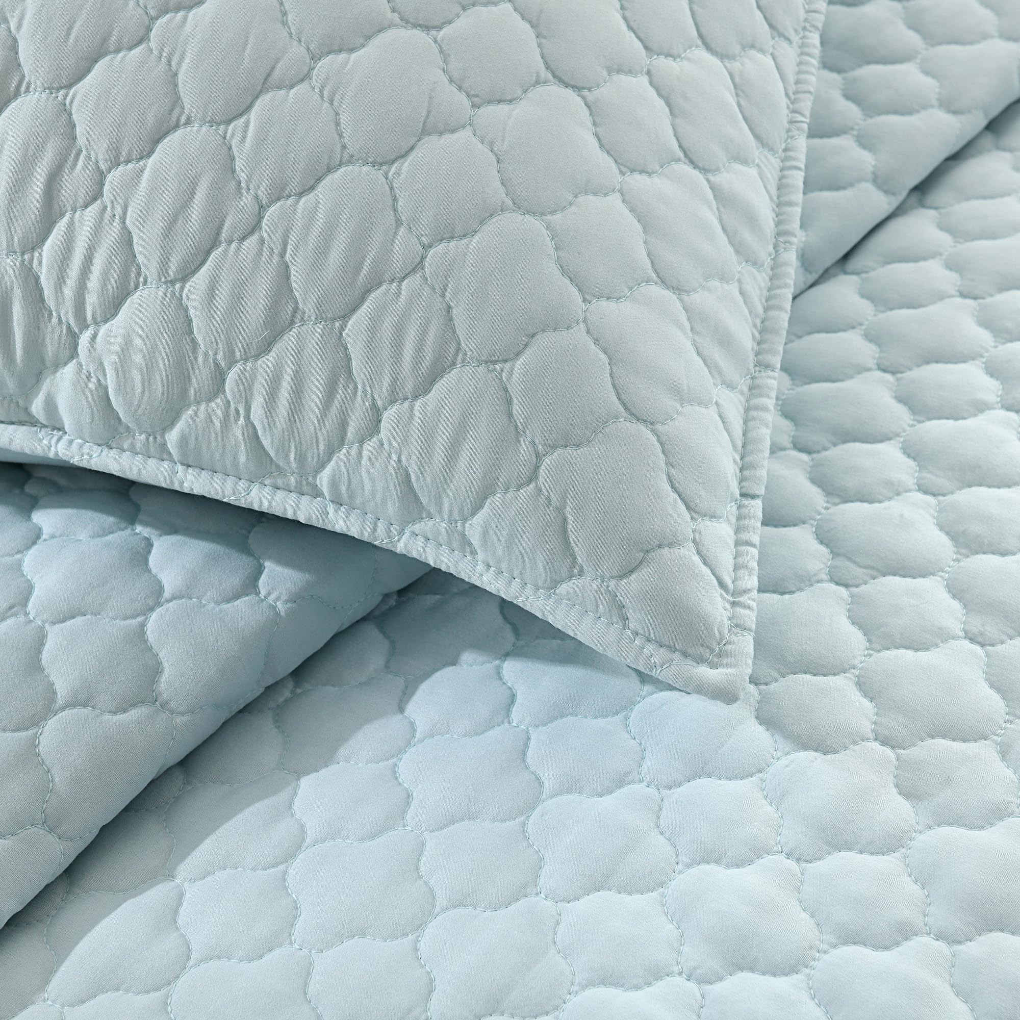 HORIMOTE HOME pillowshams 20x26 paired with quilt for complete setup.