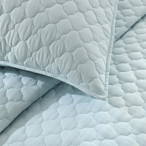 HORIMOTE HOME pillowshams 20x26 paired with quilt for complete setup.