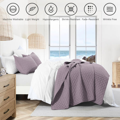 HORIMOTE HOME cloud pattern bedspread adds modern bedroom style.