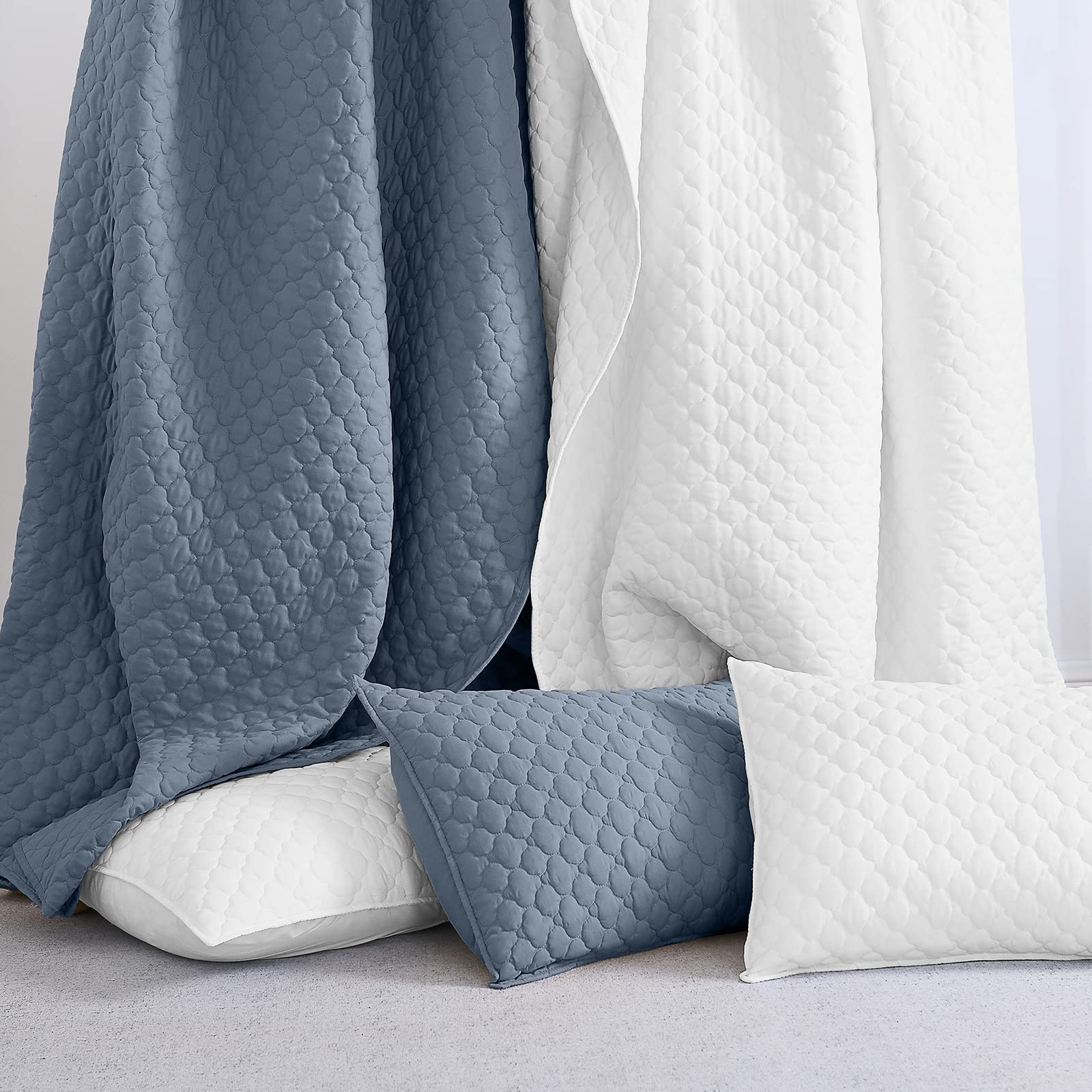 HORIMOTE HOME folded quilt demonstrates lightweight warmth for layering.