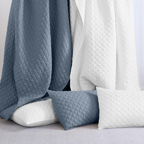 HORIMOTE HOME folded quilt demonstrates lightweight warmth for layering.
