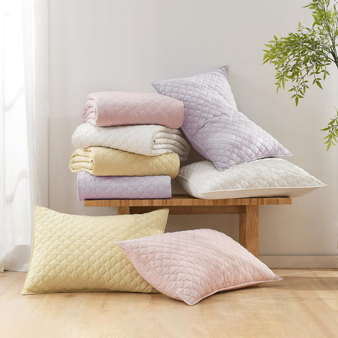 HORIMOTE HOME quilt layered bed scene shows versatile styling options.