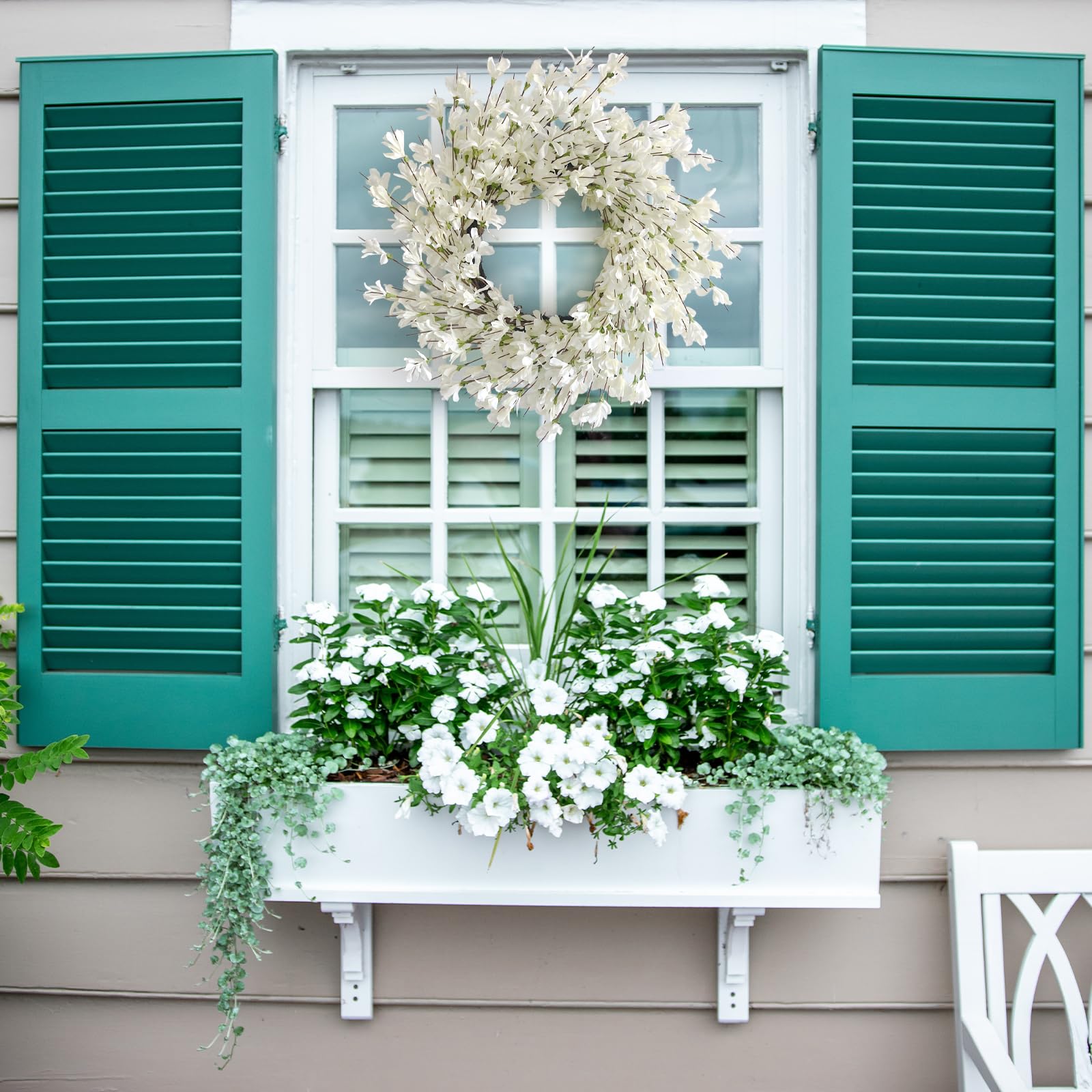 Huashen Wreath requires no special care beyond a light wipe.
