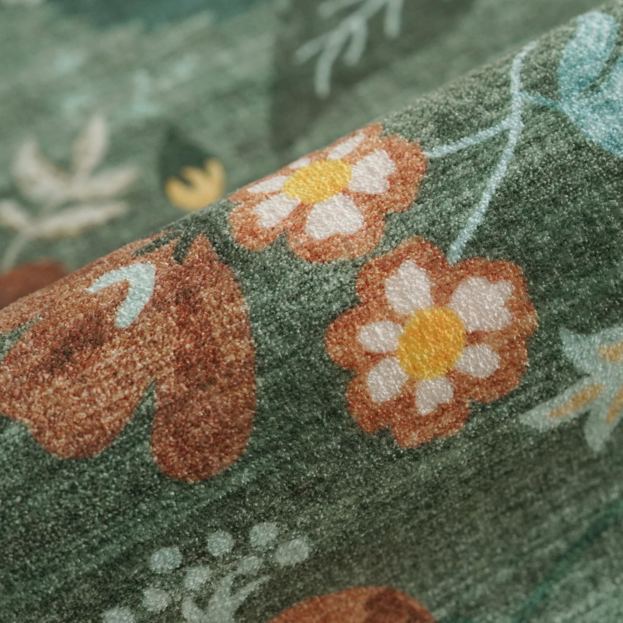 HY HAO YUN LAI stain-resistant fabric resists spills between cleanings.