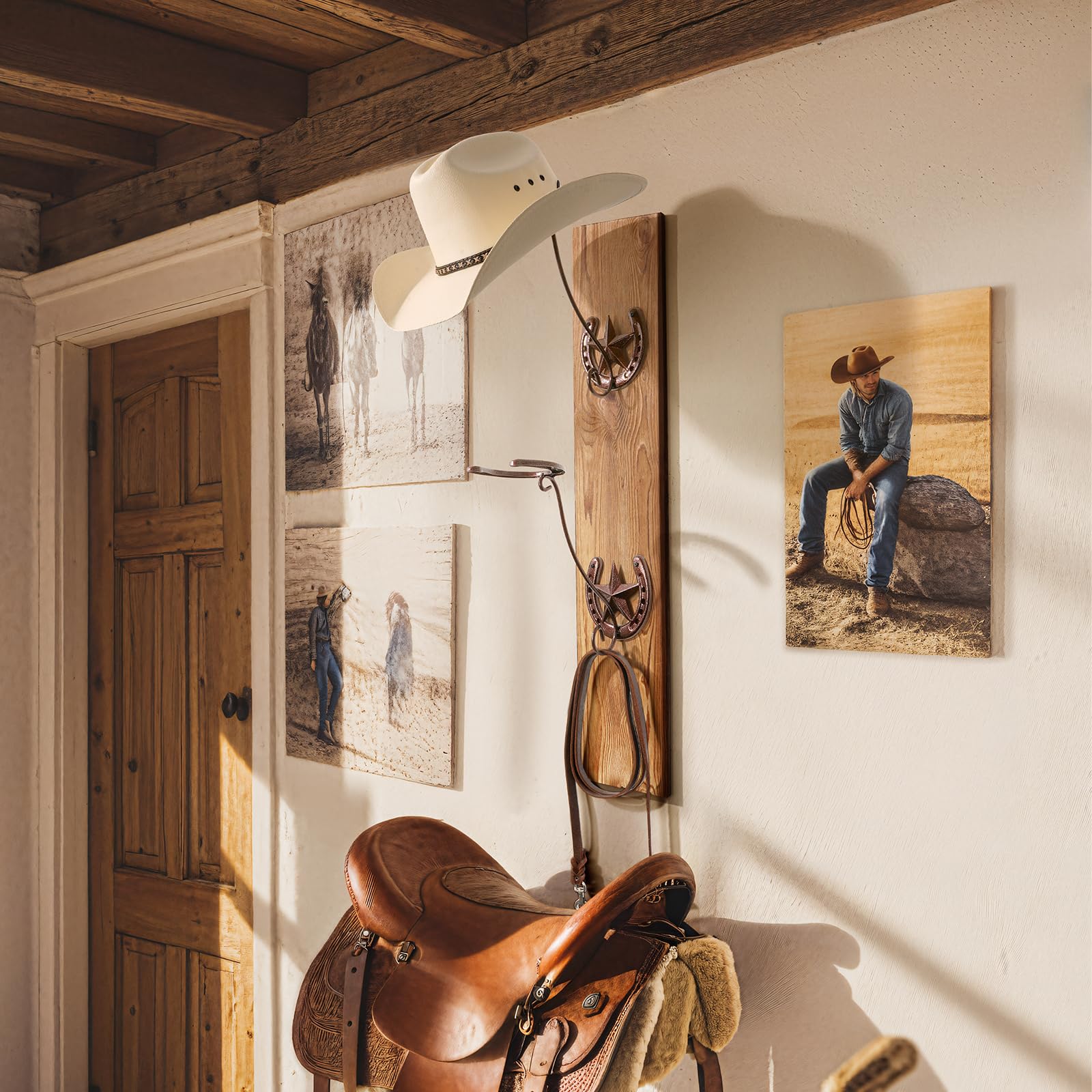 HYDERMUS horseshoe design decor adds rustic Western vibe to room.