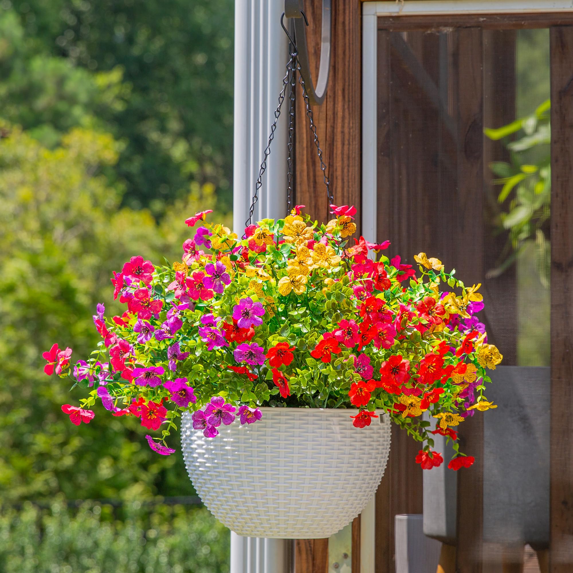 HyeFlora faux silk daisies brighten outdoor spaces without watering.