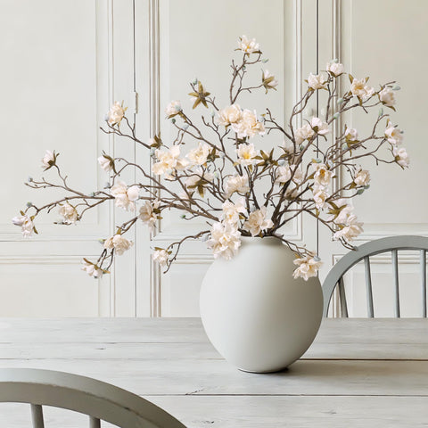 HyeFlora magnolia stem bloom closeup shows lifelike silk petals for elegant faux florals.