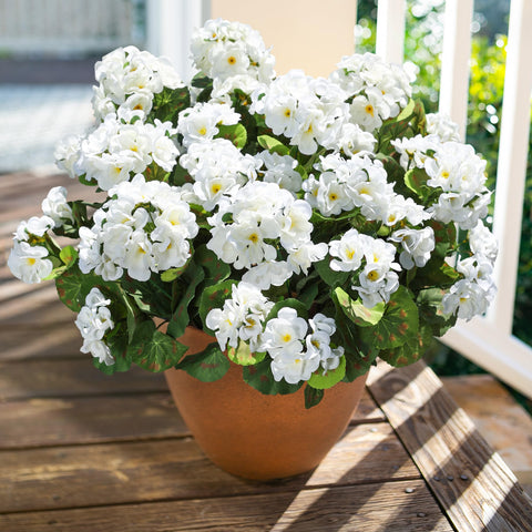 HyeFlora sturdy stems combine metal and plastic for stability.