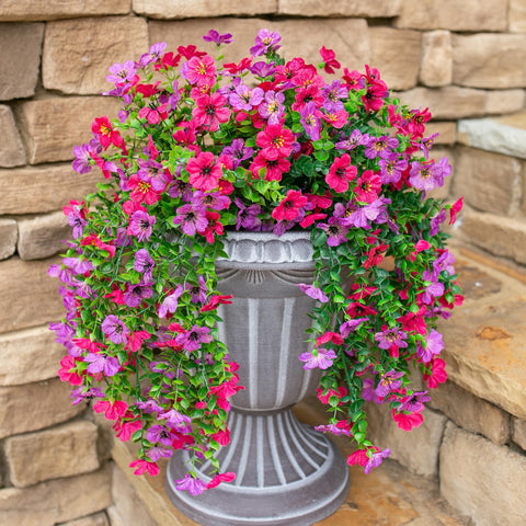 HyeFlora weatherproof silk blooms endure outdoor conditions with resilience.